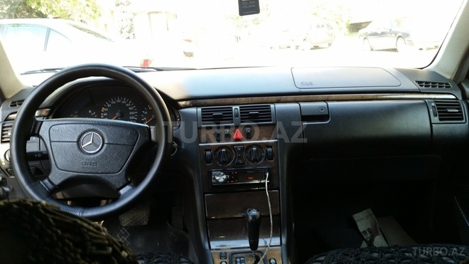 Mercedes E 240 1999, 297,000 km - 2.6 л - Bakı
