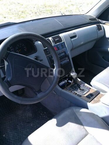 Mercedes E 240 1998, 186,000 km - 2.4 l - Sumqayıt