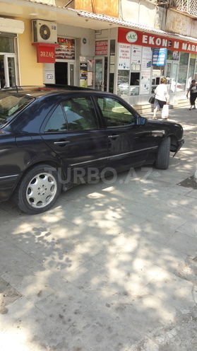 Mercedes E 220 1996, 306,315 km - 2.2 l - Bakı