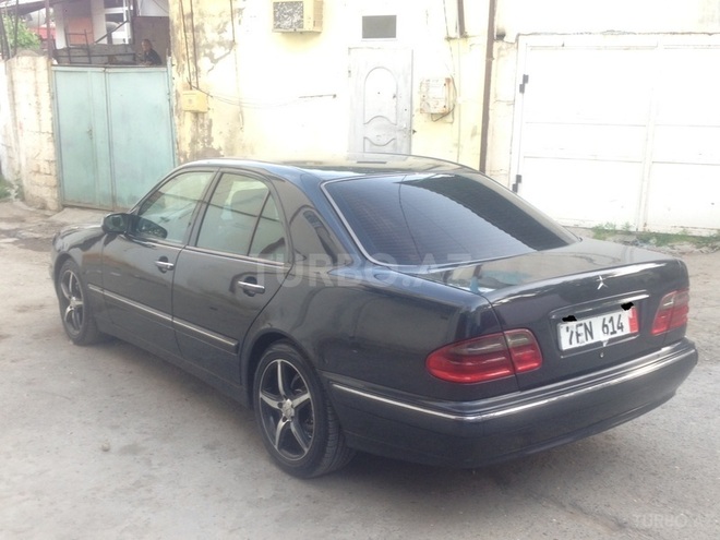 Mercedes E 220 2000, 187,000 km - 2.2 l - Bakı