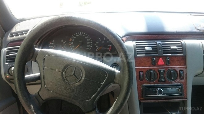 Mercedes E 230 1995, 367,000 km - 2.3 l - Quba