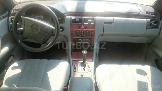 Mercedes E 230 1995, 367,000 km - 2.3 l - Quba