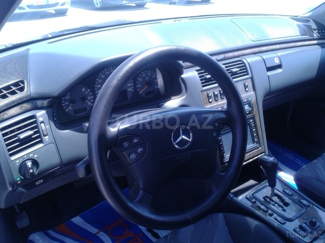 Mercedes E 240 2001, 186,000 km - 2.4 l - Bakı
