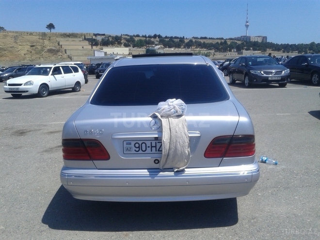Mercedes E 240 2001, 186,000 km - 2.4 l - Bakı