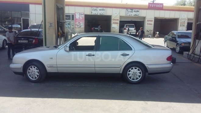Mercedes E 220 1999, 185,000 km - 2.2 l - Bakı