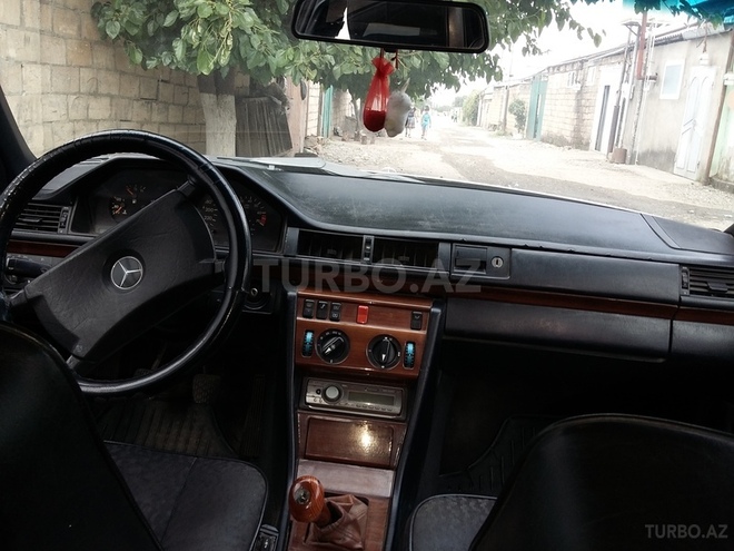 Mercedes E 260 1990, 451,500 km - 2.6 л - Quba