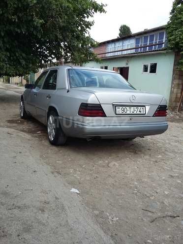 Mercedes E 260 1990, 451,500 km - 2.6 л - Quba