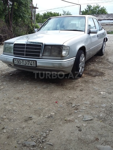 Mercedes E 260 1990, 451,500 km - 2.6 л - Quba