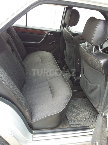 Mercedes E 260 1990, 451,500 km - 2.6 л - Quba
