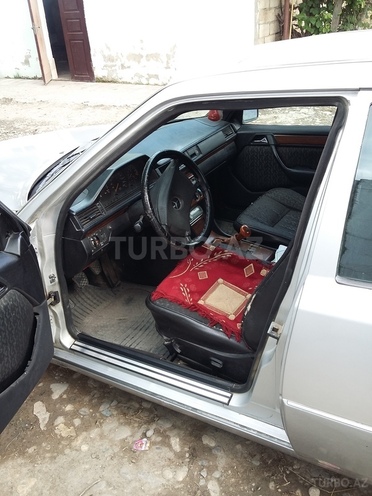 Mercedes E 260 1990, 451,500 km - 2.6 л - Quba