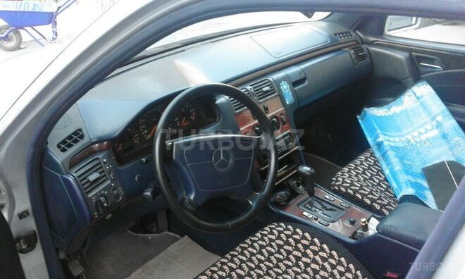 Mercedes E 220 1997, 240,000 km - 2.2 л - Bakı