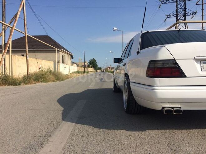 Mercedes E 220 1994, 213,654 km - 2.2 l - Bakı