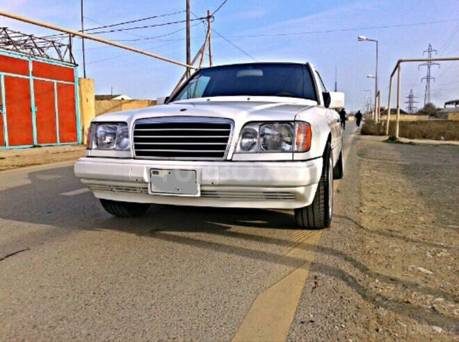 Mercedes E 220 1994, 213,654 km - 2.2 l - Bakı