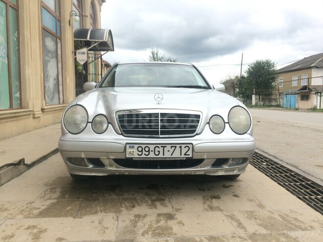 Mercedes E 220 2001, 189,000 km - 2.2 л - Quba