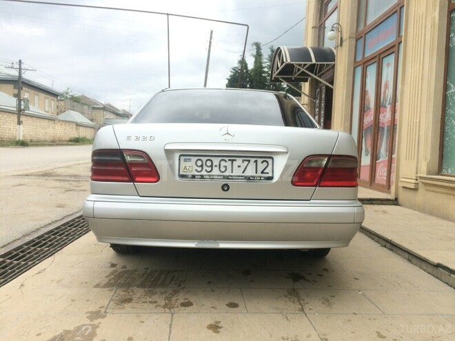 Mercedes E 220 2001, 189,000 km - 2.2 л - Quba