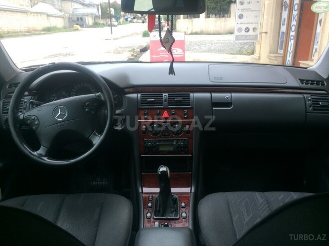 Mercedes E 220 2001, 189,000 km - 2.2 л - Quba