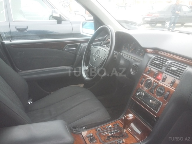 Mercedes E 240 1999, 245,000 km - 2.4 l - Gəncə