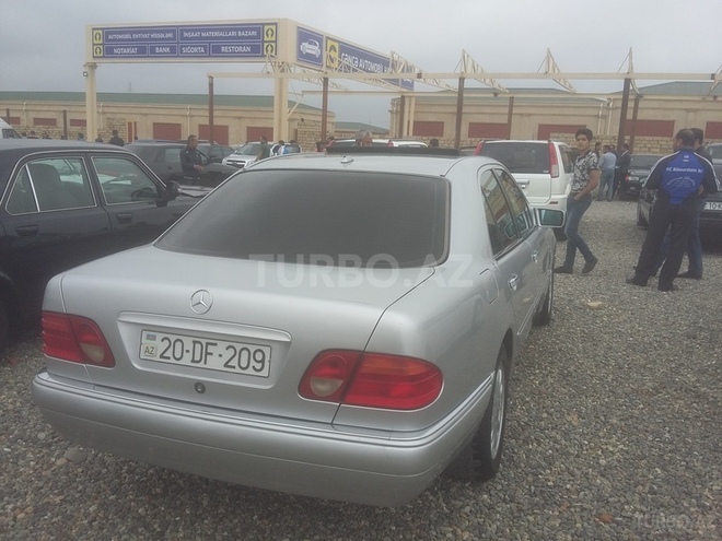Mercedes E 240 1999, 245,000 km - 2.4 l - Gəncə
