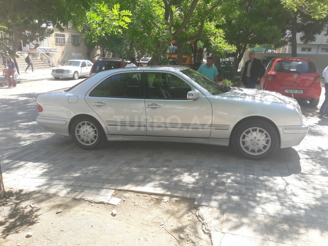 Mercedes E 270 2000, 182,000 km - 2.7 l - Bakı