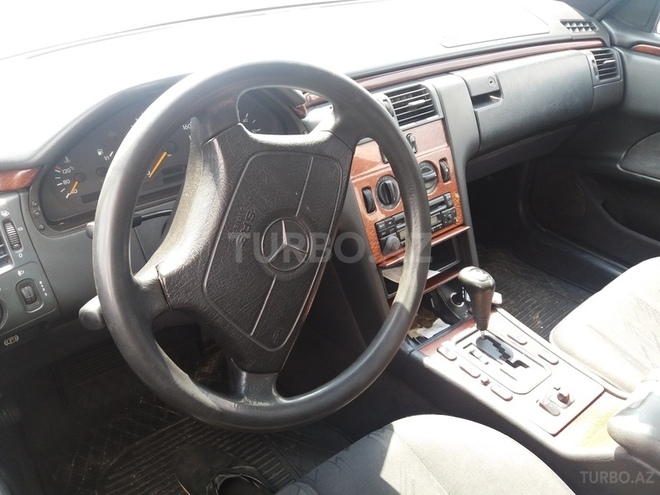 Mercedes E 220 1998, 389,000 km - 2.2 l - Bakı