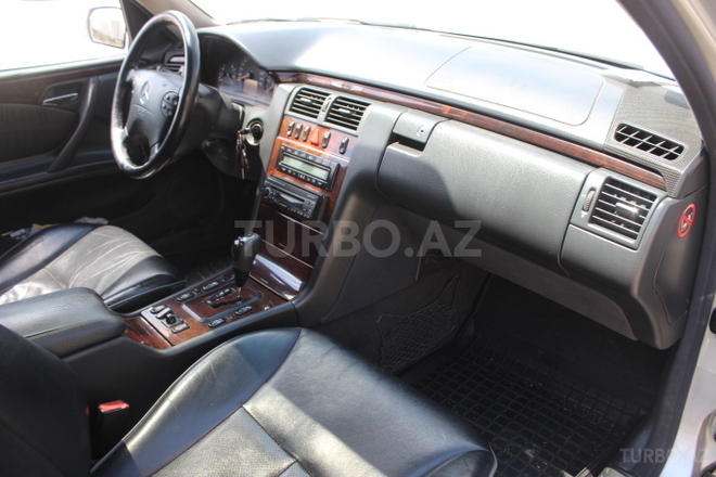 Mercedes E 320 2001, 345,000 km - 3.2 l - Bakı