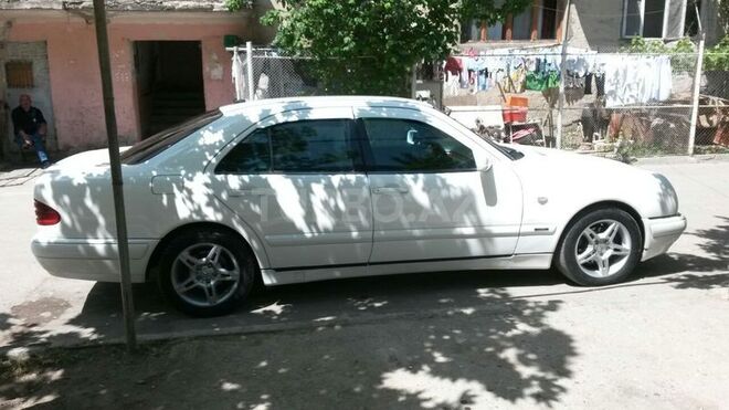 Mercedes E 220 1998, 277,000 km - 2.2 l - Bakı