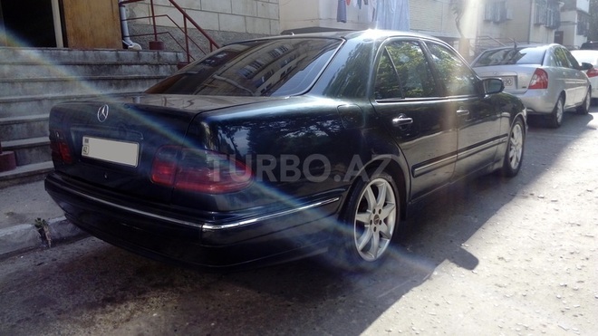 Mercedes E 220 1999, 300,000 km - 2.2 l - Bakı