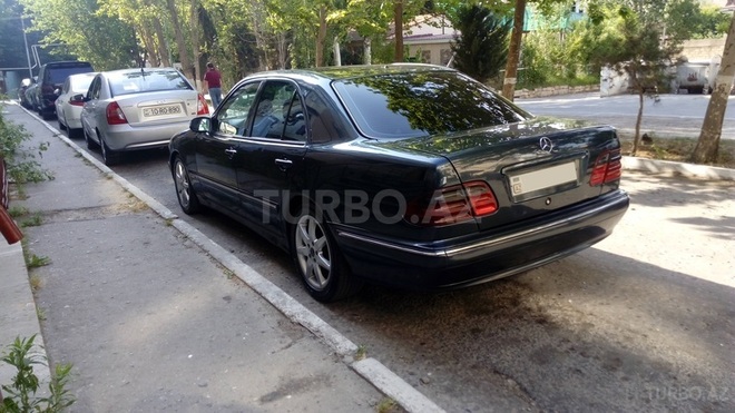 Mercedes E 220 1999, 300,000 km - 2.2 l - Bakı