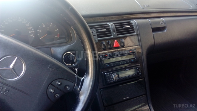 Mercedes E 220 1999, 300,000 km - 2.2 l - Bakı