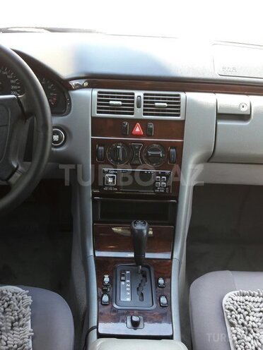 Mercedes E 230 1995, 290,000 km - 2.3 l - Gəncə