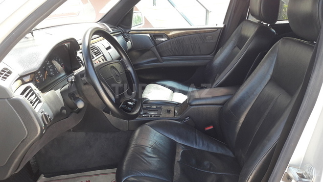 Mercedes E 230 1995, 290,000 km - 2.3 l - Bakı