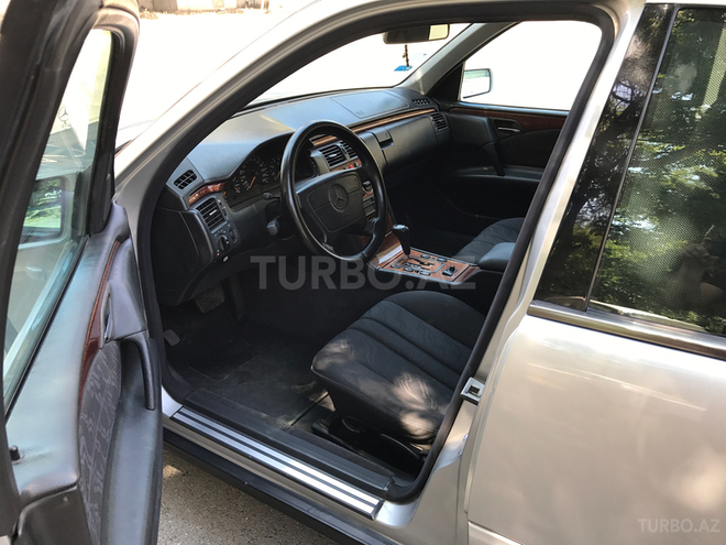 Mercedes E 200 1998, 245,000 km - 2.0 l - Bakı