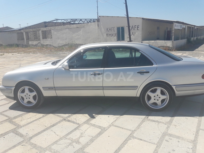 Mercedes E 220 1999, 350,000 km - 2.2 l - Sumqayıt