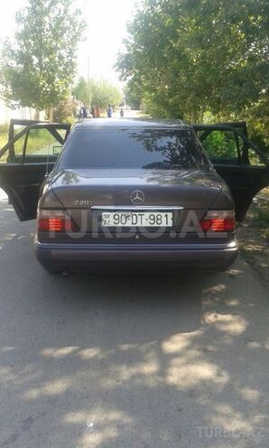 Mercedes E 220 1995, 404,120 km - 2.2 l - Beyləqan