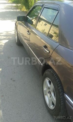 Mercedes E 220 1995, 404,120 km - 2.2 l - Beyləqan