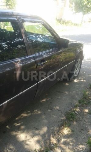 Mercedes E 220 1995, 404,120 km - 2.2 l - Beyləqan