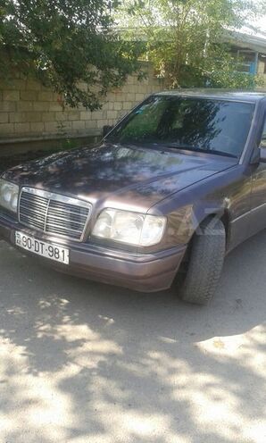 Mercedes E 220 1995, 404,120 km - 2.2 l - Beyləqan