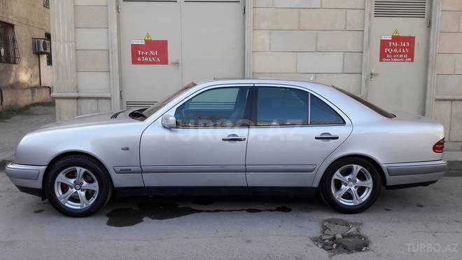Mercedes E 240 1999, 250,000 km - 2.4 l - Bakı