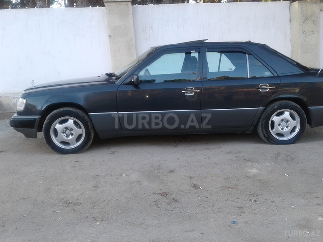 Mercedes E 230 1993, 294,000 km - 2.3 l - Bakı