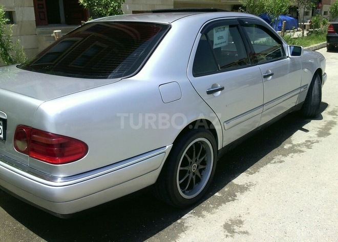 Mercedes E 220 1998, 298,000 km - 2.2 l - Bakı