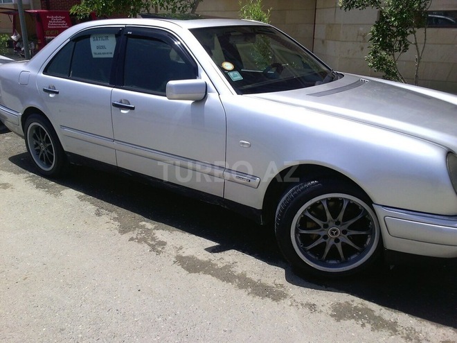 Mercedes E 220 1998, 298,000 km - 2.2 l - Bakı
