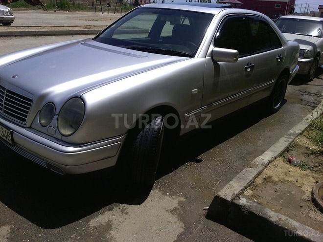 Mercedes E 220 1998, 298,000 km - 2.2 l - Bakı