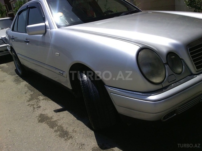 Mercedes E 220 1998, 298,000 km - 2.2 l - Bakı