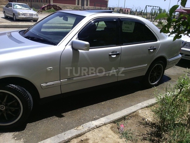 Mercedes E 220 1998, 298,000 km - 2.2 l - Bakı