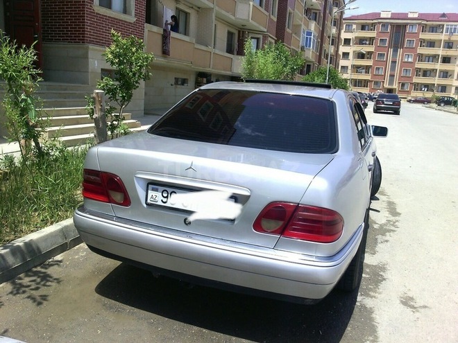 Mercedes E 220 1998, 298,000 km - 2.2 l - Bakı