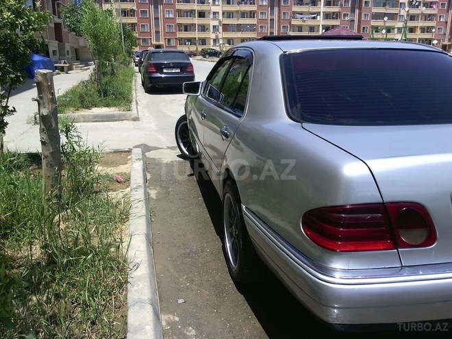 Mercedes E 220 1998, 298,000 km - 2.2 l - Bakı