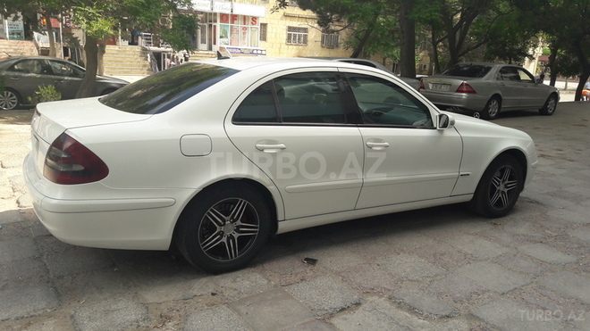 Mercedes E 220 2002, 260,000 km - 2.2 л - Bakı
