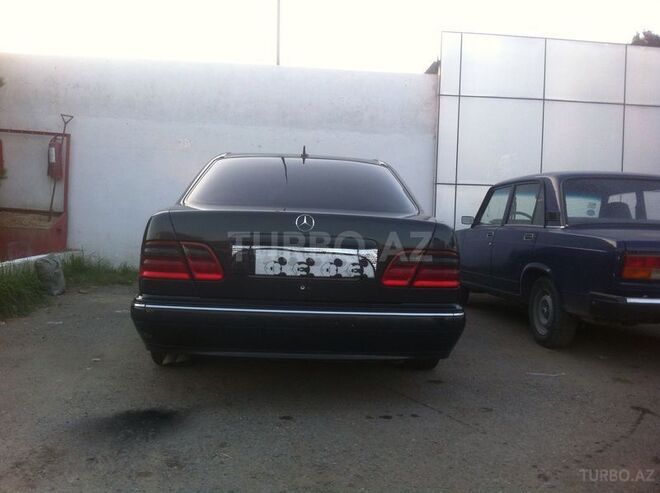 Mercedes E 320 2001, 360,000 km - 0.4 л - Quba