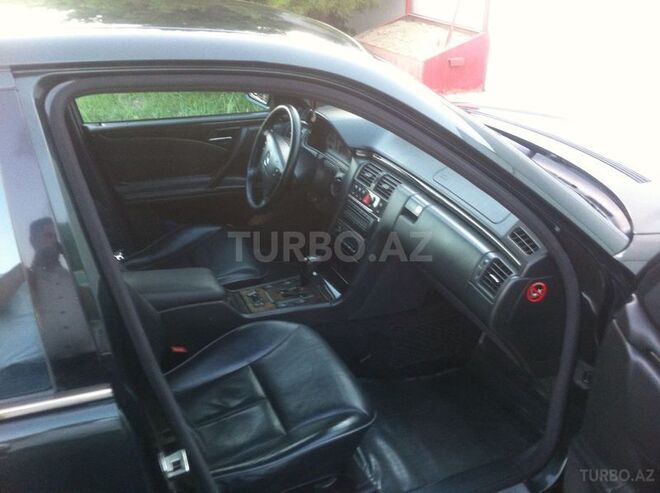Mercedes E 320 2001, 360,000 km - 0.4 л - Quba