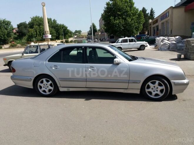 Mercedes E 220 2000, 353,000 km - 2.2 л - Qazax